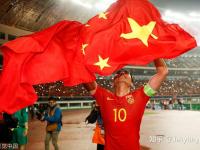 76人主帅纳斯对雷霆频繁犯规忍无可忍，场上火药味十足情绪爆发，直言判罚不公表达强烈不满